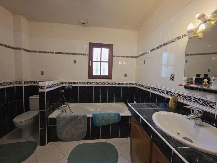 Image No.9-5 Bed House for sale