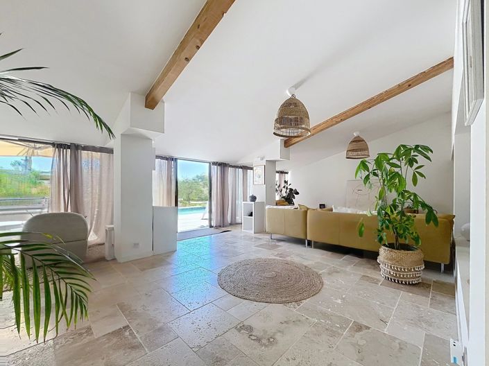 Image No.7-10 Bed House for sale