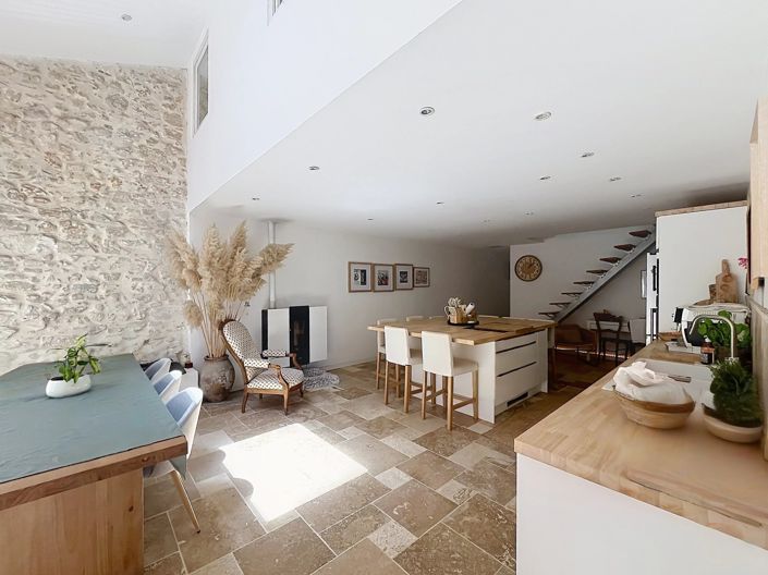 Image No.8-10 Bed House for sale