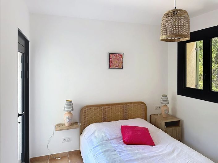 Image No.8-5 Bed House for sale