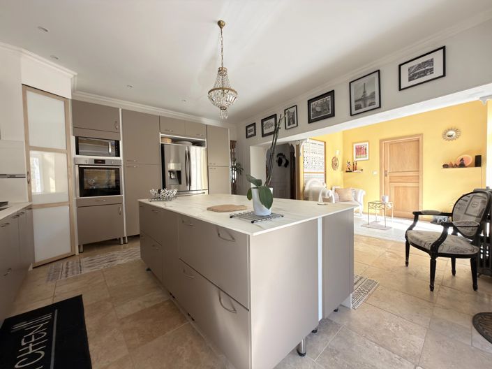 Image No.8-5 Bed House for sale