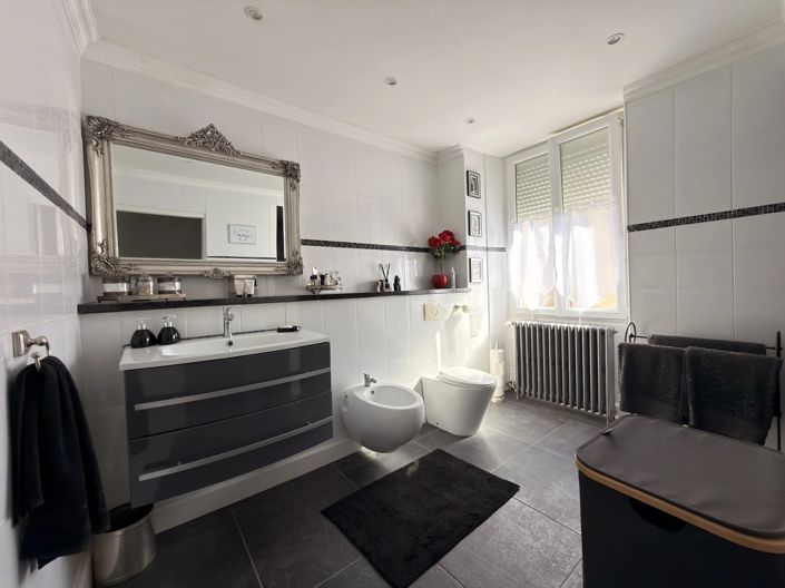 Image No.9-5 Bed House for sale