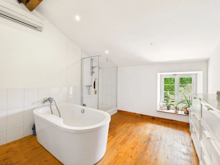 Image No.6-8 Bed House for sale