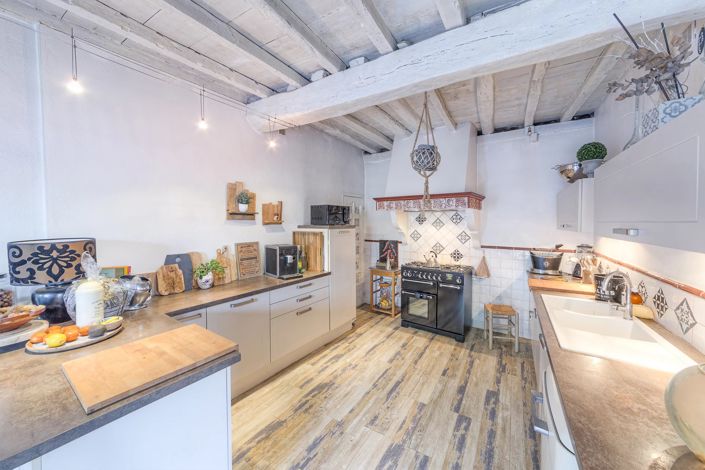 Image No.8-7 Bed House for sale