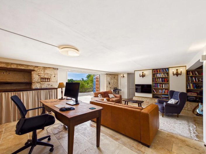 Image No.6-5 Bed House for sale