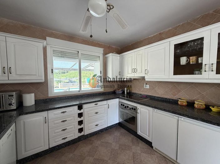 Image No.12-2 Bed Property for sale