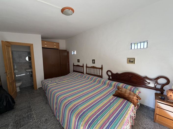 Image No.28-4 Bed Property for sale