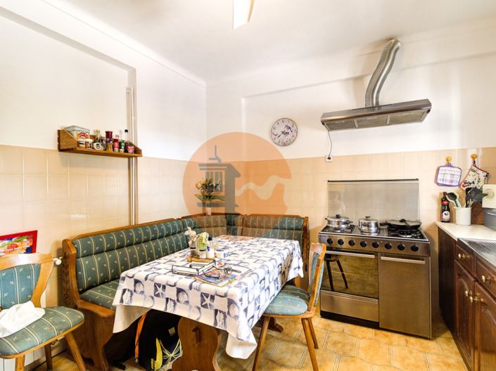 Image No.18-6 Bed House for sale