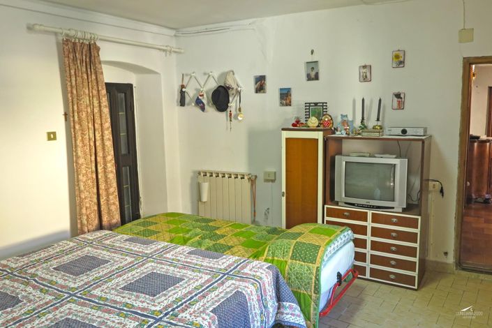 Image No.12-4 Bed Property for sale