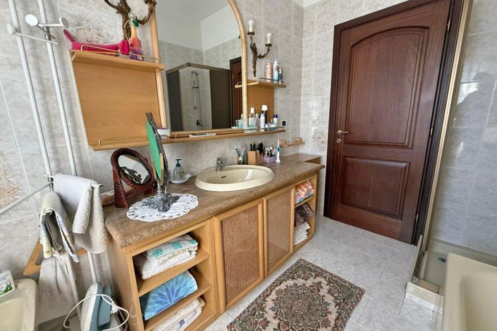 Image No.60-6 Bed Property for sale