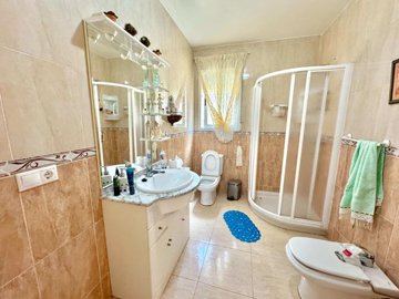 villa-for-sale-in-cadiar-with-large-plot-41