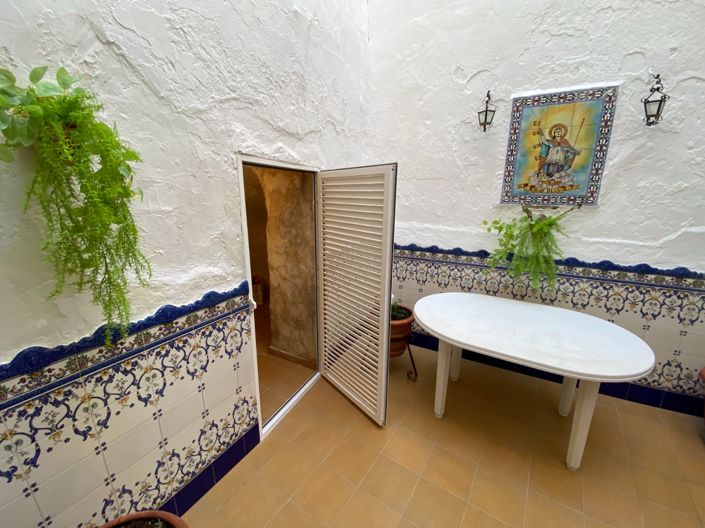 Image No.27-5 Bed Townhouse for sale