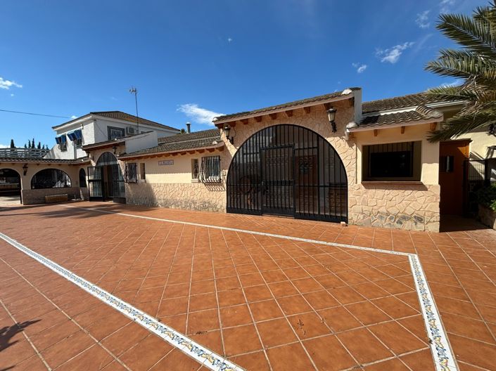 Image No.2-8 Bed Villa for sale