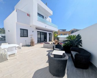1 - Los Montesinos, Villa