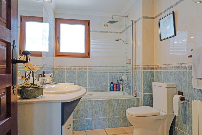 Image No.40-4 Bed Property for sale