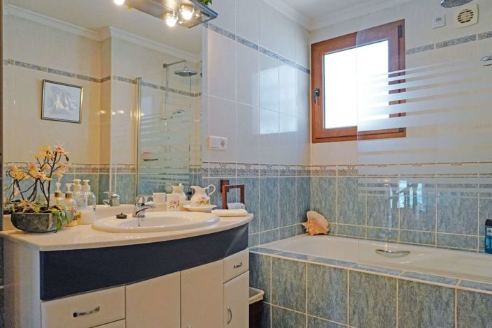 Image No.41-4 Bed Property for sale