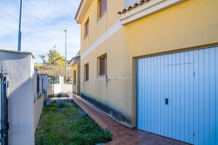 Image No.10-4 Bed Townhouse for sale