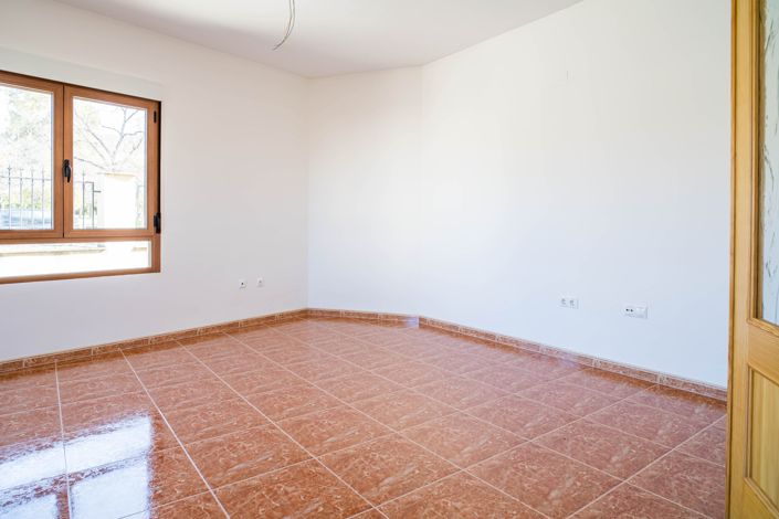 Image No.14-4 Bed Townhouse for sale