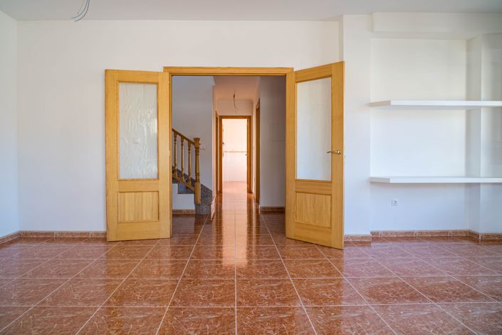 Image No.18-4 Bed Townhouse for sale