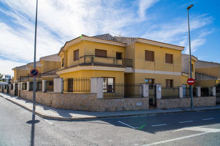 Image No.2-4 Bed Townhouse for sale