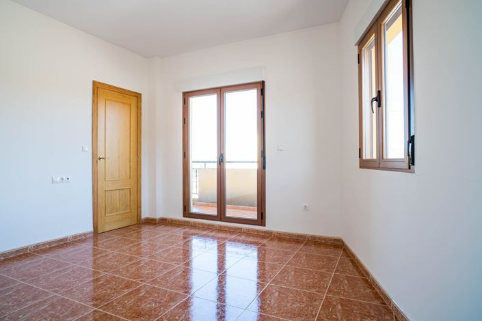 Image No.36-4 Bed Townhouse for sale