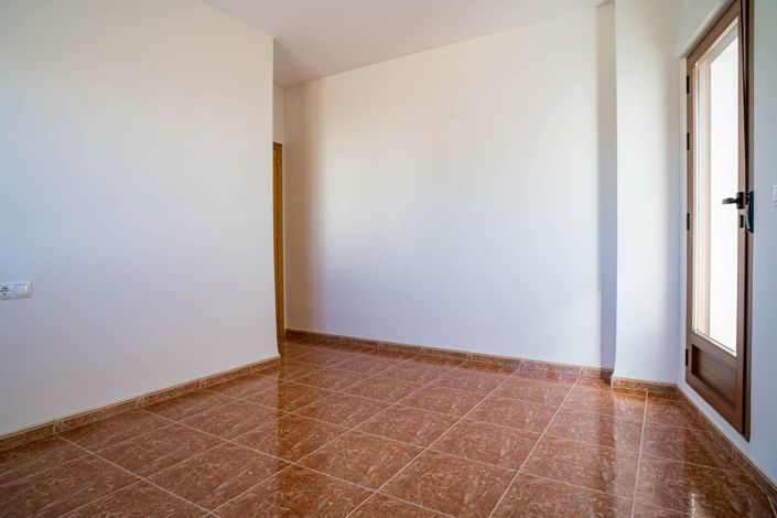 Image No.48-4 Bed Townhouse for sale