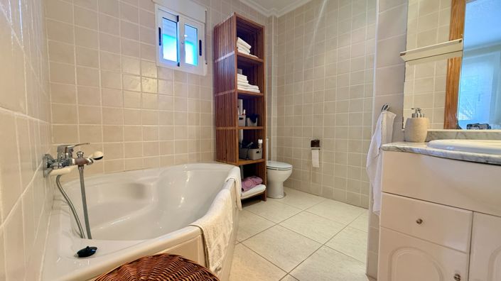 Image No.41-5 Bed Country House for sale