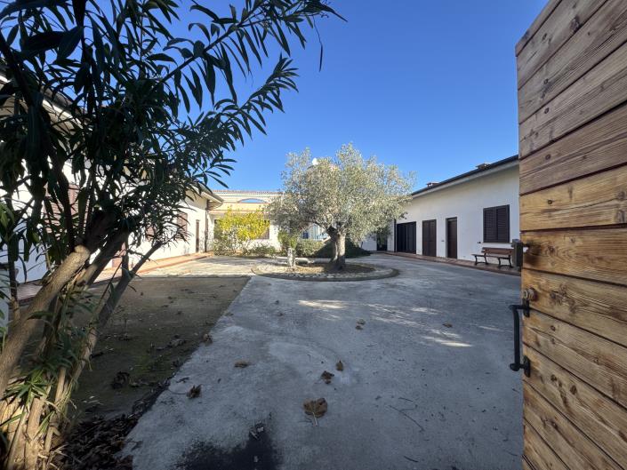 Image No.45-5 Bed Villa / Detached for sale