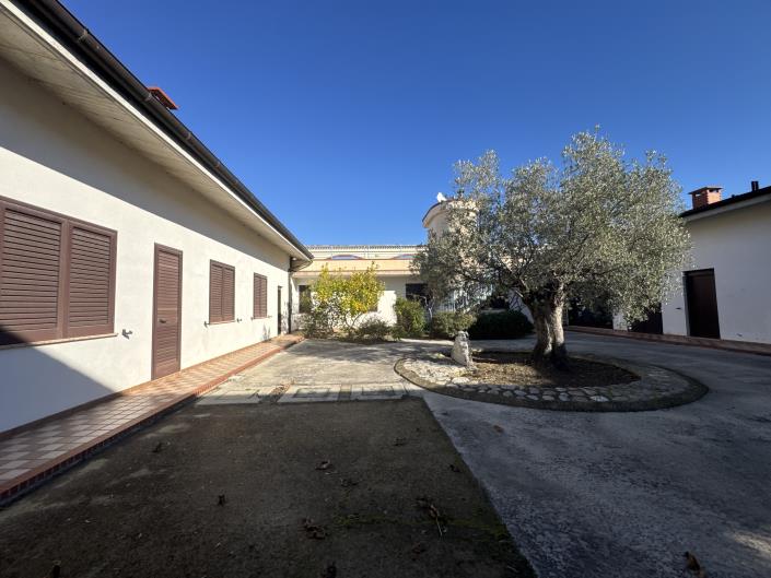 Image No.50-5 Bed Villa / Detached for sale