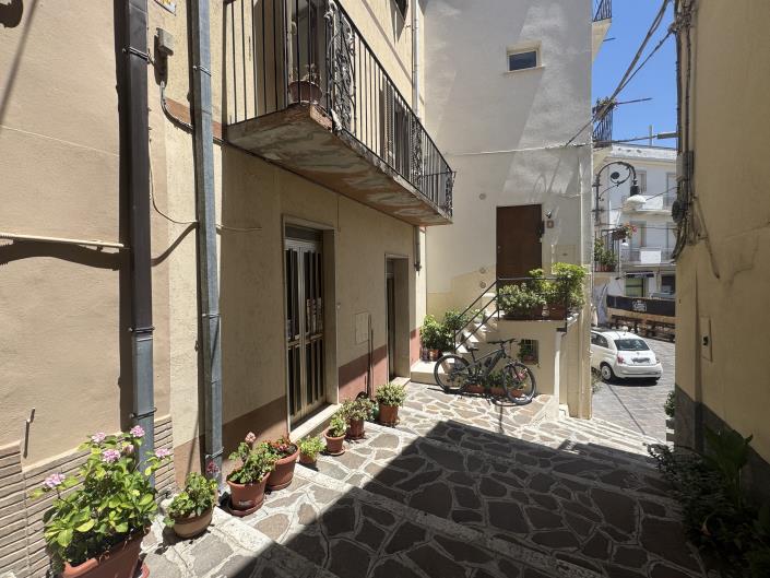 Image No.41-2 Bed Townhouse for sale