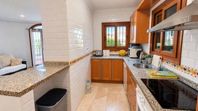 14644rare4bedroomsemidetachedvillawithlargega