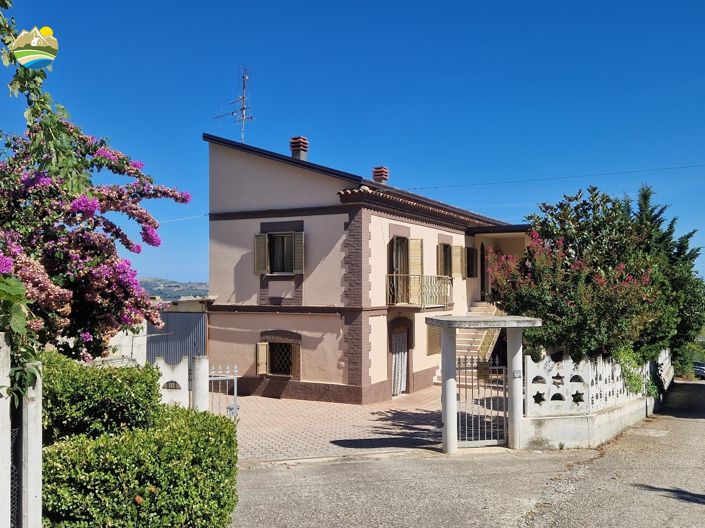 Image No.42-3 Bed Country House for sale
