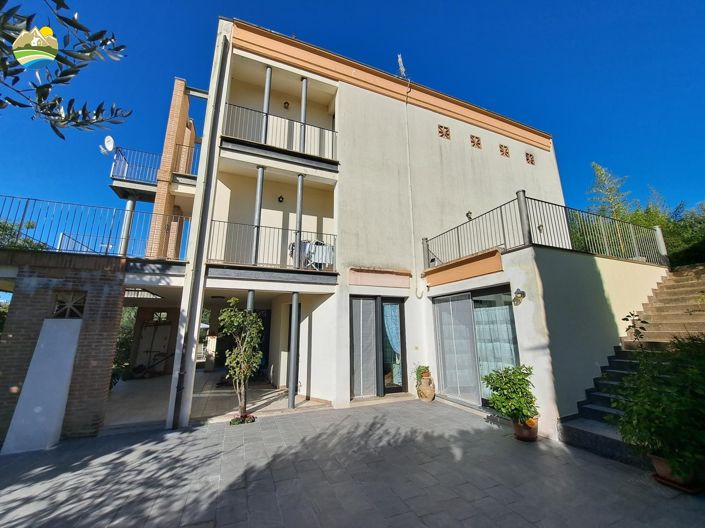 Image No.8-3 Bed Property for sale