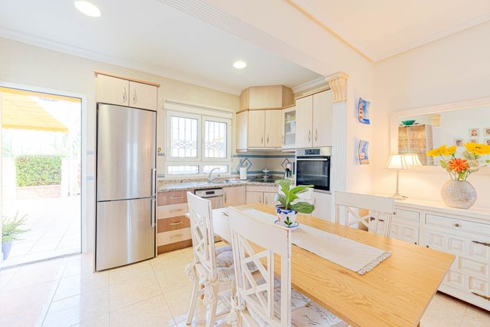 Image No.13-4 Bed Townhouse for sale