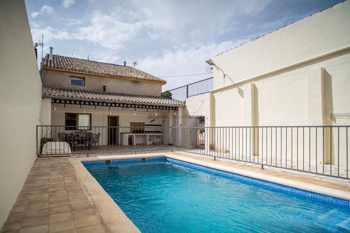 Image No.2-5 Bed Country House for sale