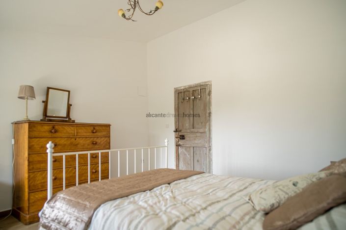 Image No.30-5 Bed Country House for sale