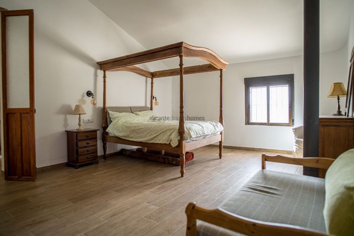 Image No.32-5 Bed Country House for sale