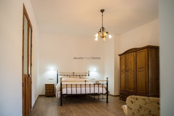 Image No.35-5 Bed Country House for sale