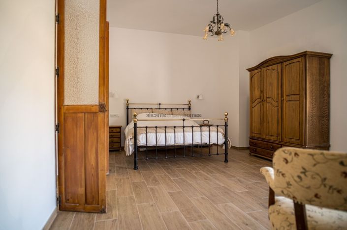 Image No.36-5 Bed Country House for sale