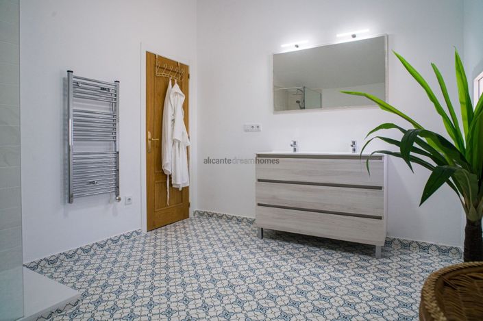 Image No.40-5 Bed Country House for sale
