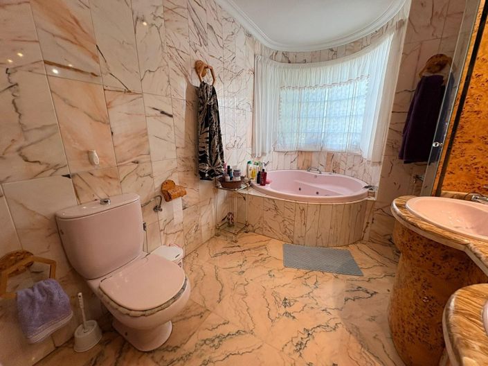 Image No.17-6 Bed Villa for sale