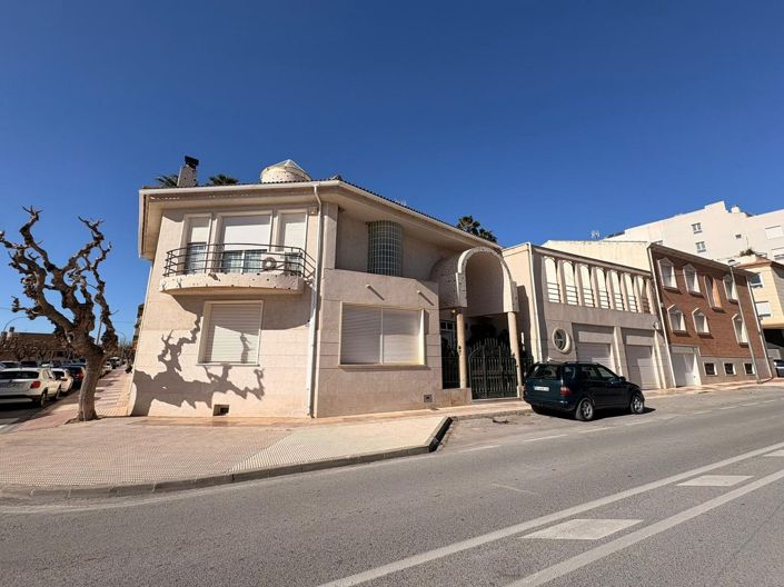 Image No.3-6 Bed Villa for sale