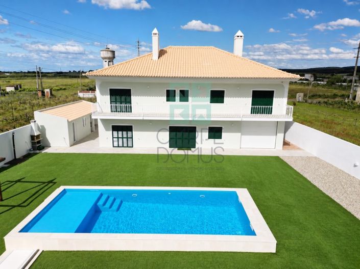 Excellent new 5 bedroom villa with swimming pool, on a plot of 7580m2, in Alpiarça, Santarém.