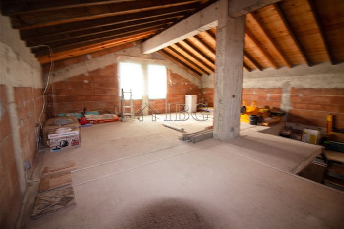 Image No.12-2 Bed House for sale