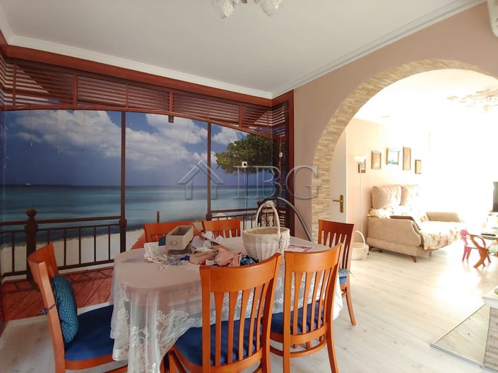 Image No.8-6 Bed House for sale