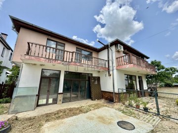 1 - Poroy, House