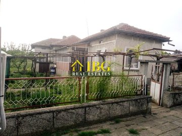house-with-big-yard-and-a-lot-of-outbuildings