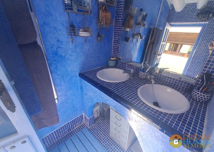 Image No.24-4 Bed Villa / Detached for sale