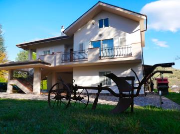 1 - Alanno, Villa