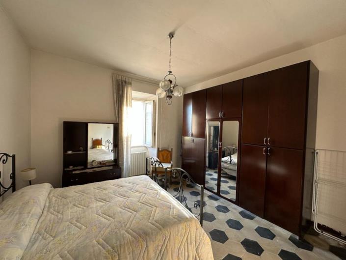 Image No.25-3 Bed Property for sale